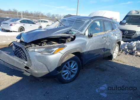 2022 Toyota Corolla Cross Le z USA, uszkodzony, nr VIN 7MUCAABG5NV021379